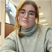 Pronta per aiutarti a migliorare il tuo rapporto con l'inglese!